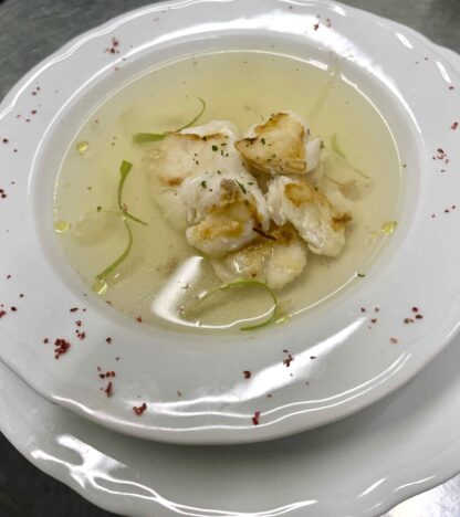 Consommé con Guancia di Merluzzo Saltata in Padella